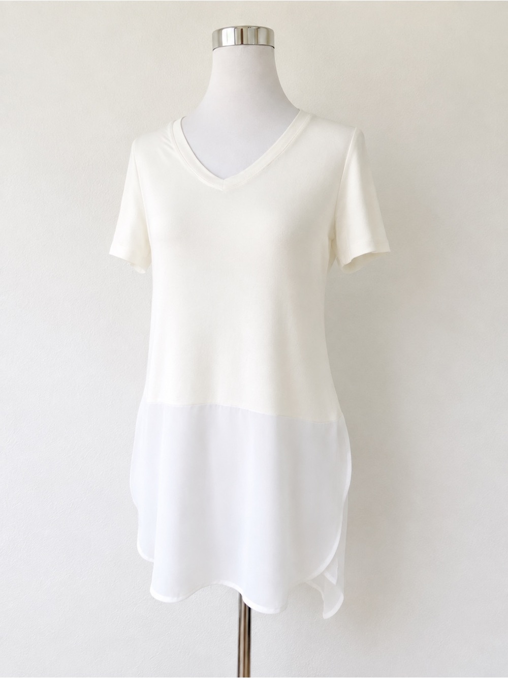 Premise White Alyssum Short Sleeve Layer, Mixed Media V-Neck High-Low Top Size S